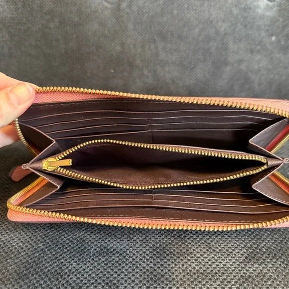 **RARE** Coach Accordion Wallet in Blush w/Pebbled Leather.